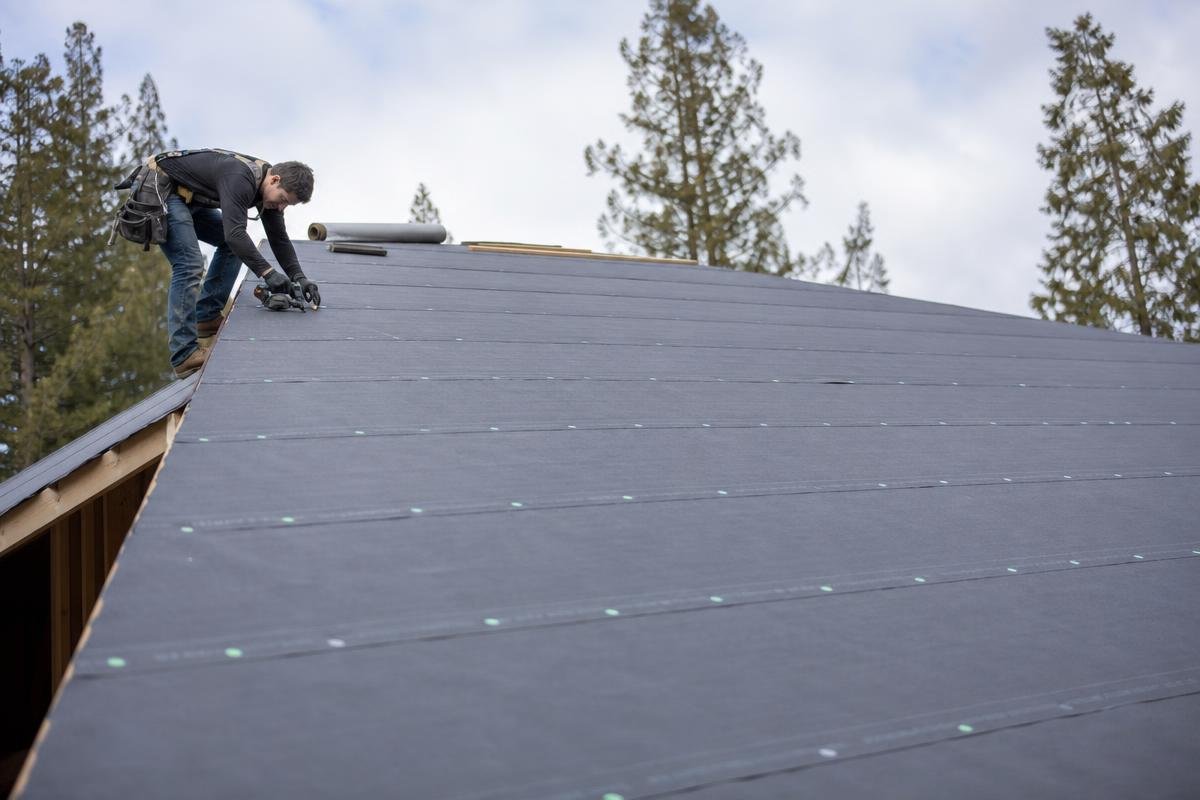 synthetic underlayment on new build roof deck for residential new construction roofing